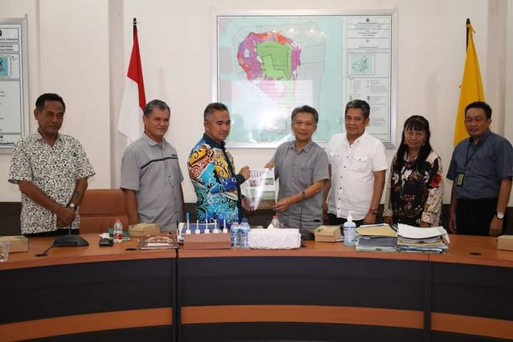 Penyerahan Laporan Tahunan Dewan Pengawas RSU Kota Tarakan kepada Wali Kota Tarakan