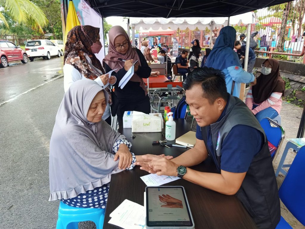 LAYANAN REHABILITASI MEDIK DALAM KEGIATAN CAR FREE DAY DI STADIUN DATU ADIL  oleh dr. Daud Suryaningrat Turupadang, M.Ked.Klin., Sp.KFR dan Tim Rehab Medik RSUKT