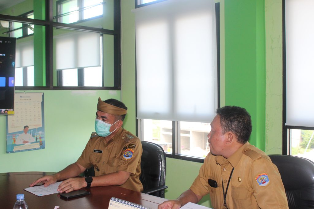 Direktur RSU Kota Tarakan, dr. Joko Haryanto, M.M mendampingi Pj. Wali Kota Tarakan, Dr. Bustan, S.E., M.Si., lakukan sidak di hari pertama masuk kerja di RSU Kota Tarakan pasca libur Idul Fitri 1445 H/ 2024 M